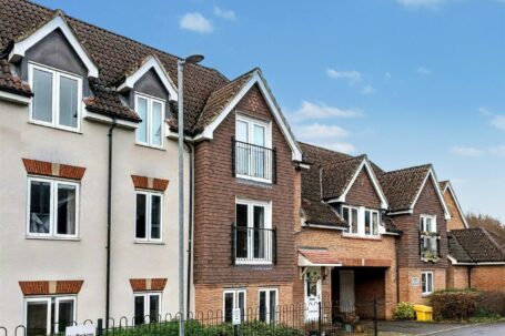 10 Orchard Close, Burgess Hill