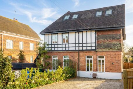 CHAIN FREE | Bolnore Road, Haywards Heath