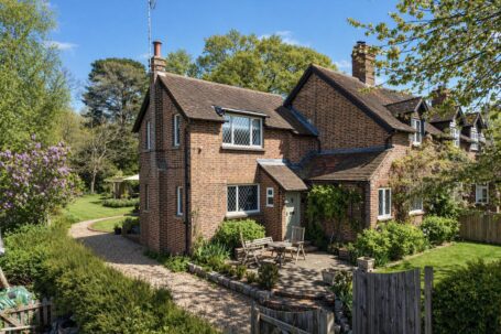 Character cottage with stunning rural views | Wakehurst Place, Ardingly