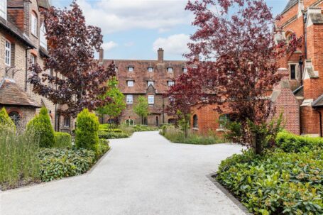 Syresham Gardens, Haywards Heath