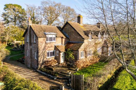Character cottage with stunning rural views | Wakehurst Place, Ardingly