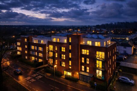 Modern flat w/balcony & parking on Milton Road, Haywards Heath