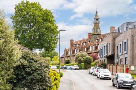 Syresham Gardens, Haywards Heath